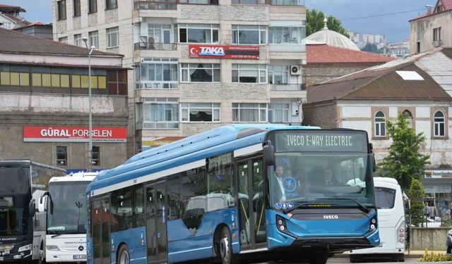 Başkan Genç, elektrikli otobüsü sürerek test etti