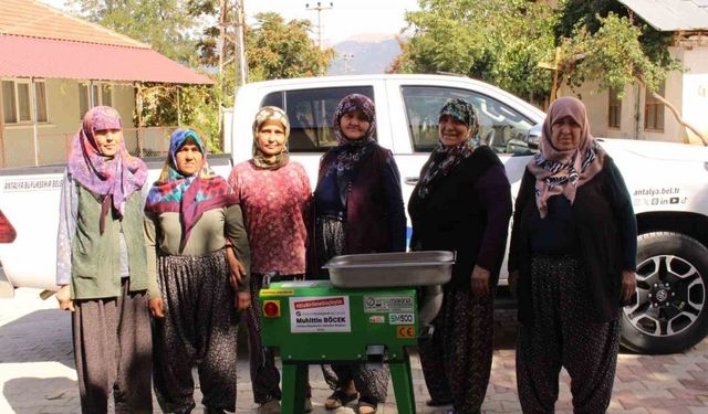 Büyükşehirden Elmalılı kadınlara salça makinesi desteği