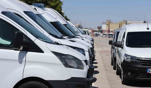 Yüksek faizler otomotiv sektörüne el freni çektirdi