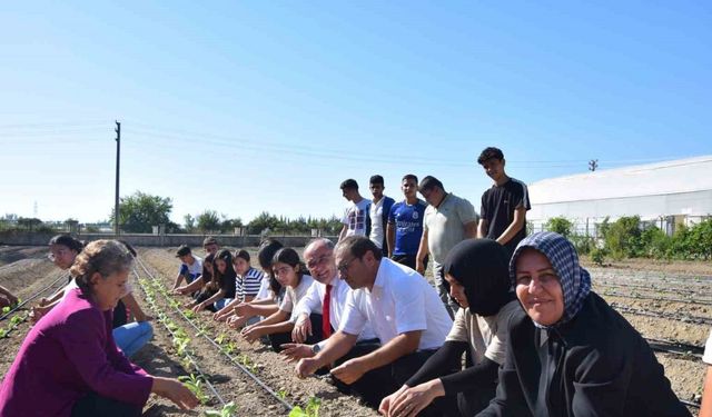 Sezonun ilk fideleri öğrencilerin ellerinden toprakla buluştu