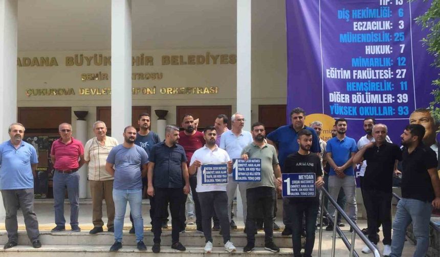 Adana’da dolmuş şoförleri belediye önünde eylem yaptı