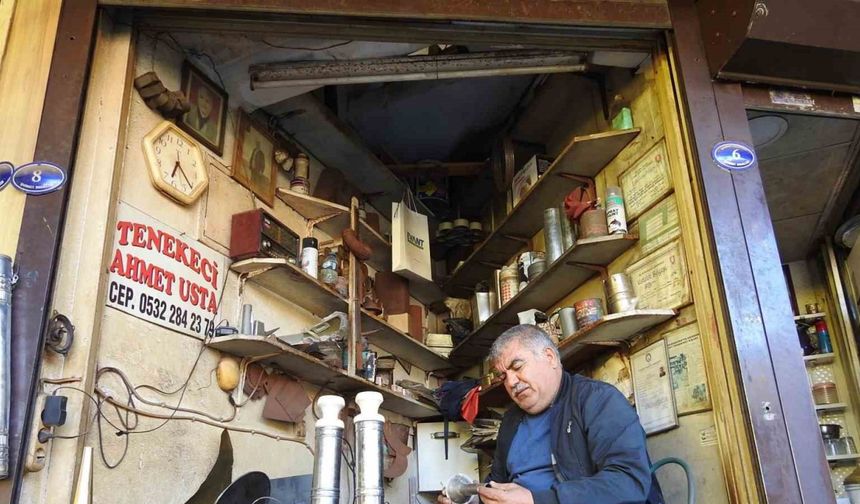 Bir buçuk metrekarelik dükkanında baba ve dede mesleğini yaşatıyor