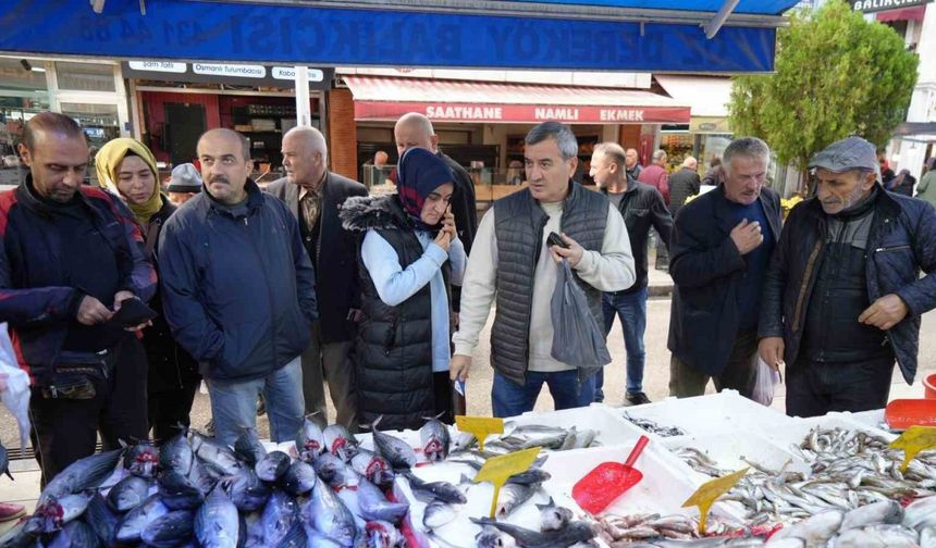 Fırtına dindi, balık tezgahları şenlendi