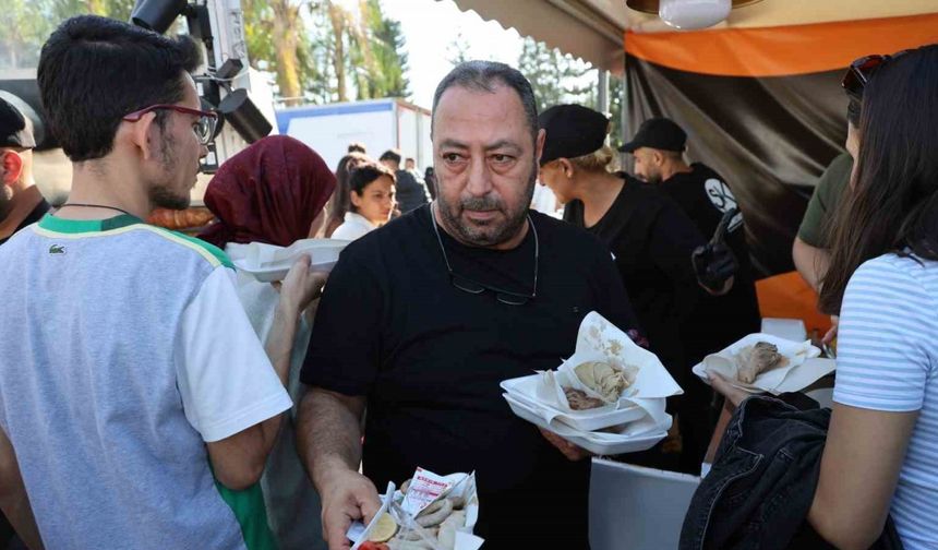 Hintli turistler Adana lezzetlerine hayran kaldı